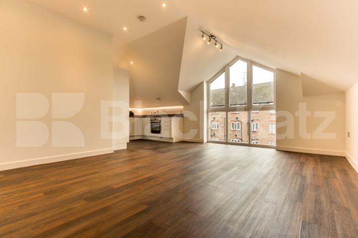 			Stunning Top Floor Property !, 2 Bedroom, 1 bath, 1 reception Apartment			 Forest Walk, Muswell Hill